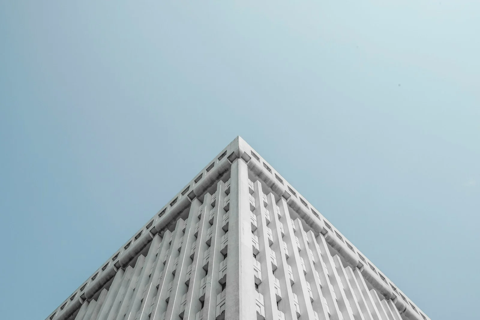 Architecture minimaliste blanche — façade épurée qui illustre la puissance de l'espace négatif