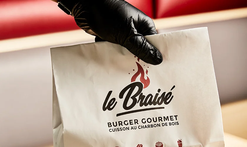 Le Braisé — sac de livraison kraft, cuisson au charbon de bois