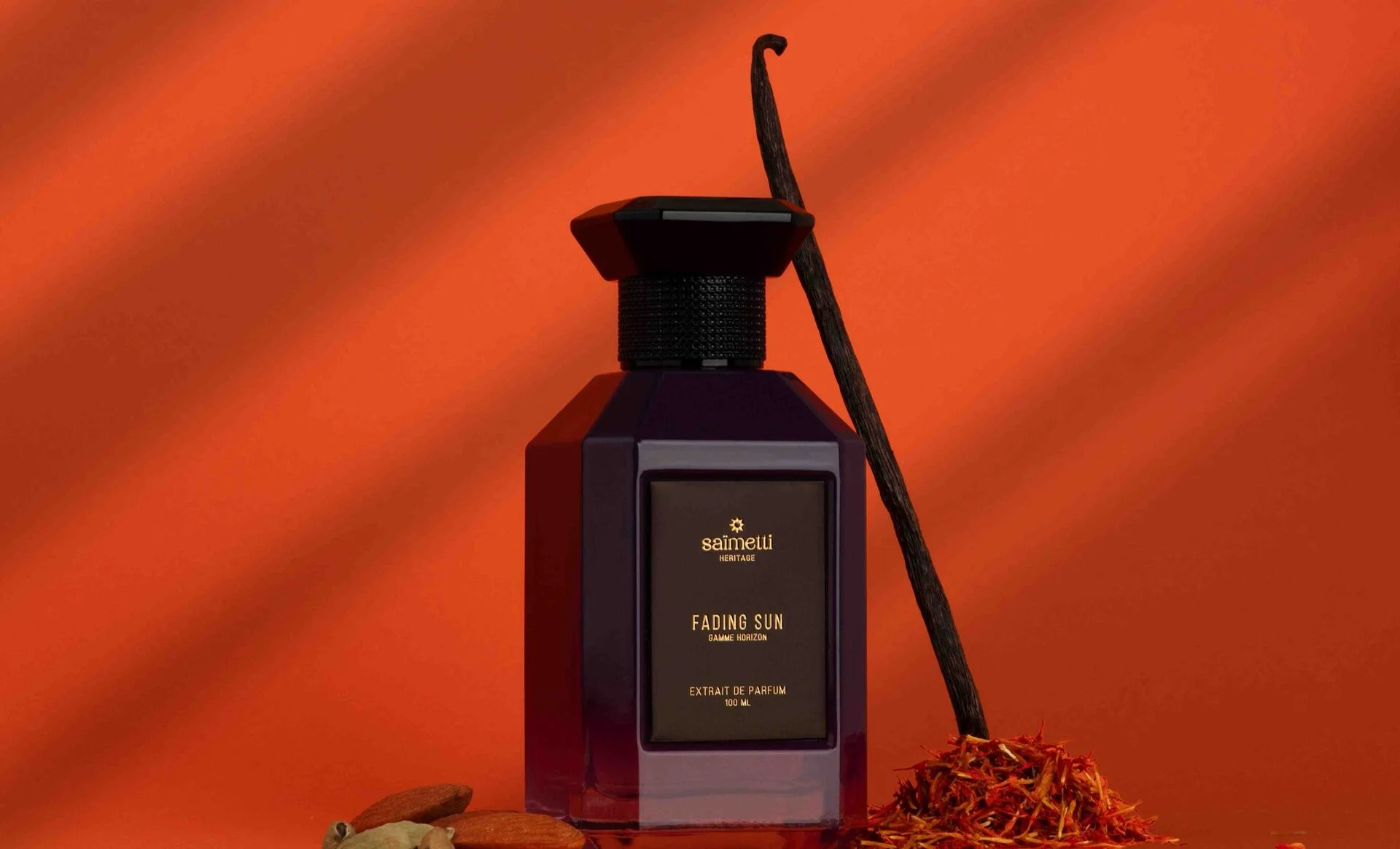 Saïmetti Fading Sun — flacon sur fond terracotta